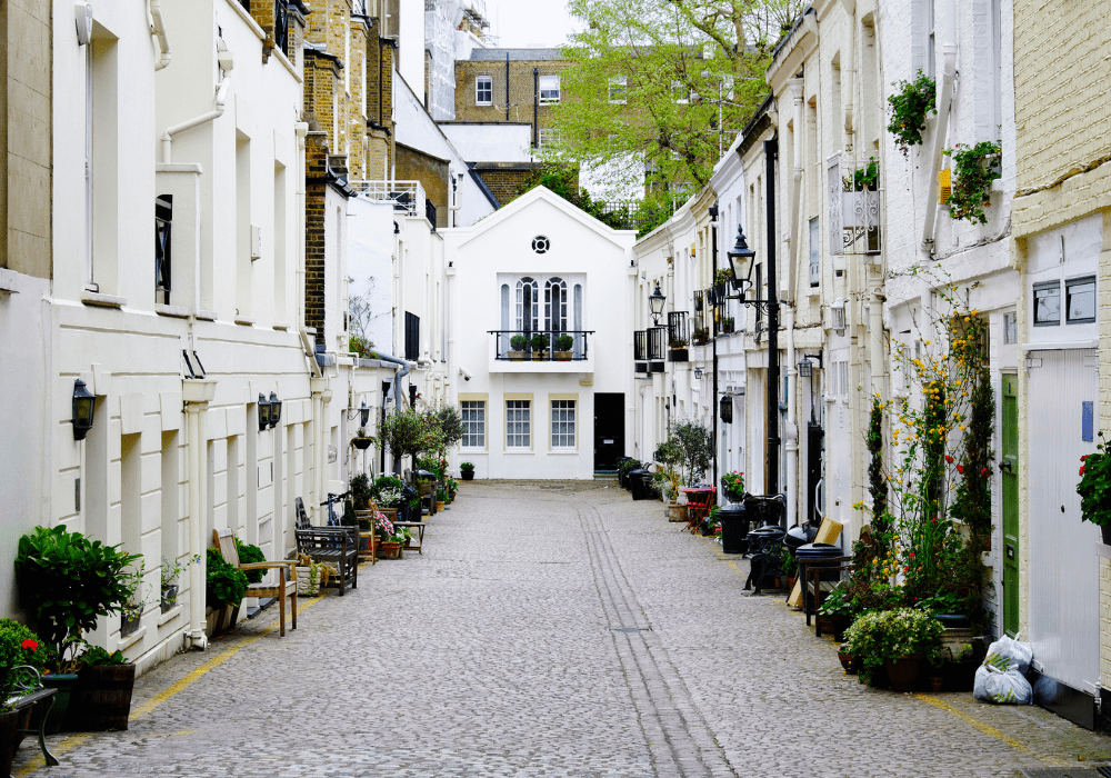 WHAT COLOURS DO ESTATE AGENTS ACTUALLY RECOMMEND? This surprises a lot of people. Estate agents are not chasing trends. They’re chasing broad appeal. The most recommended palettes tend to sit in the warm neutral range. Think soft off whites, warm greys, muted beiges, and gentle taupes. These colours make rooms feel bigger, brighter, and easier for buyers to imagine themselves living in. That doesn’t mean everything has to be boring. Subtle depth works well. A slightly darker tone in a snug or bedroom. A soft contrast between walls and woodwork. The key is balance, not bold statements that divide opinion.